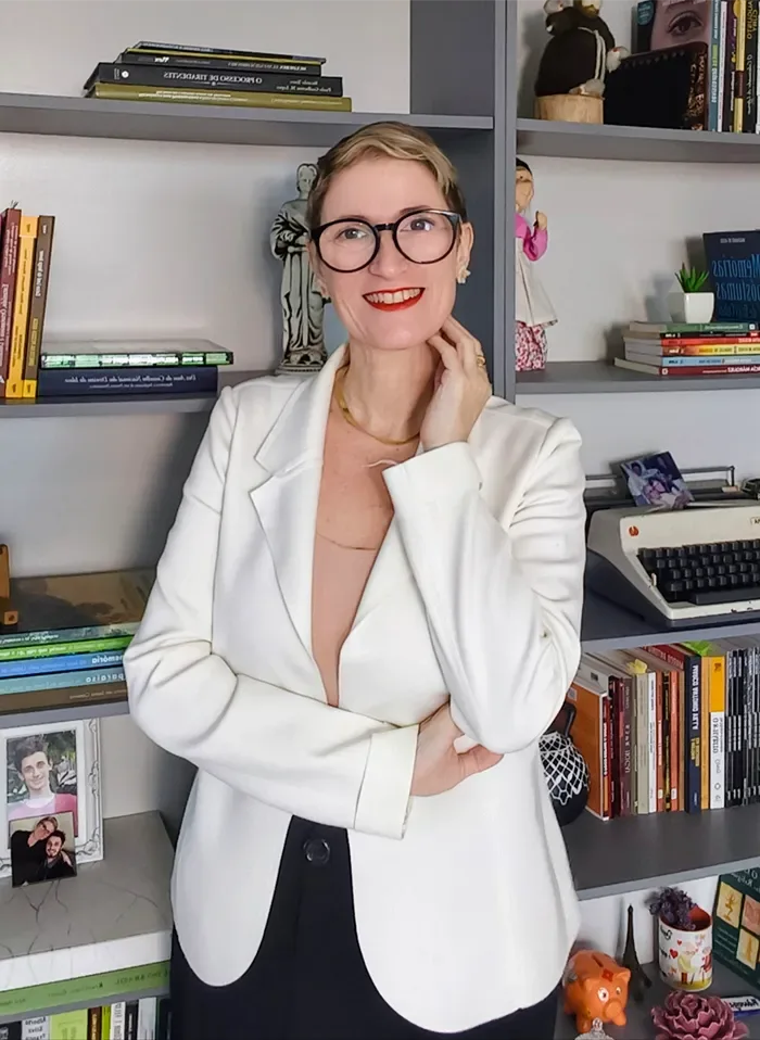 Ariane Angioletti em seu escritório